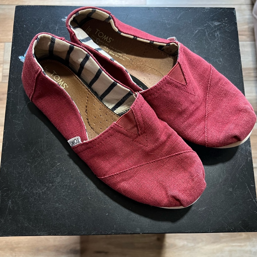 Tom’s canvas slip on flats